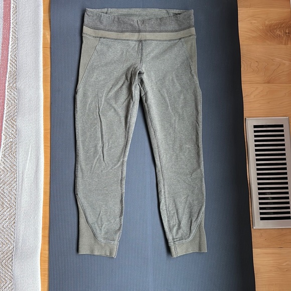 Army Green Lululemon leggings - size 6 - Picture 3 of 7